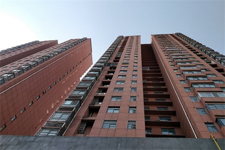 东平名仕佳苑阁楼四实小附近两室一厅一卫双气23万